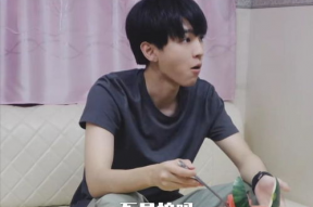 王俊凯吃瓜娱乐视频,揭秘明星幕后趣事